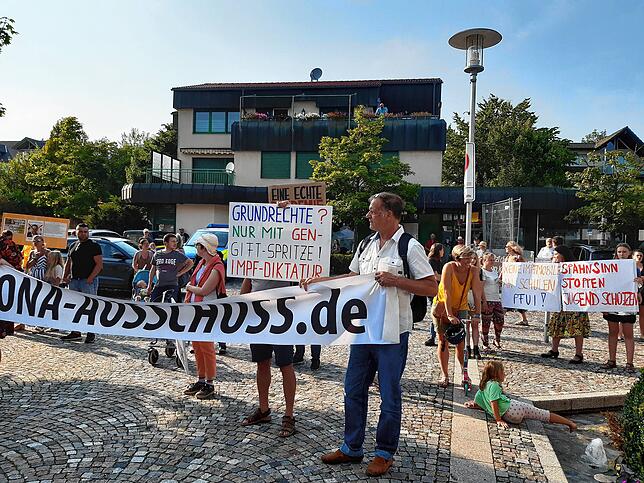Vor einem Schutzzaun demonstrieren Bürger gegen die Corona-Politik der Bundesregierung. Bild: David Rutschmann