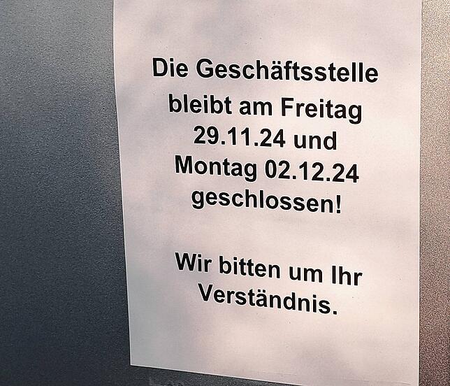 Nach dem Banküberfall: Die Filiale bleibt mindestens bis einschließlich Montag, 2. Dezember, geschlossen.