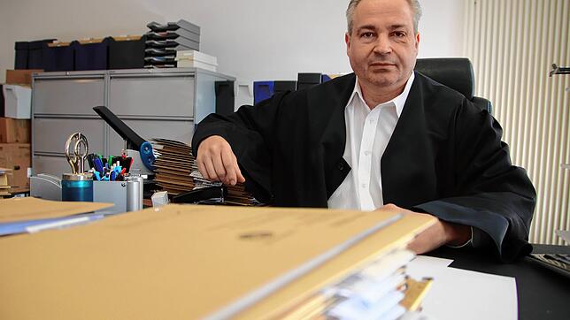 Rechtsanwalt Tomislav Duzel in seiner Kanzlei am St.-Stephans-Platz in der Konstanzer Altstadt.