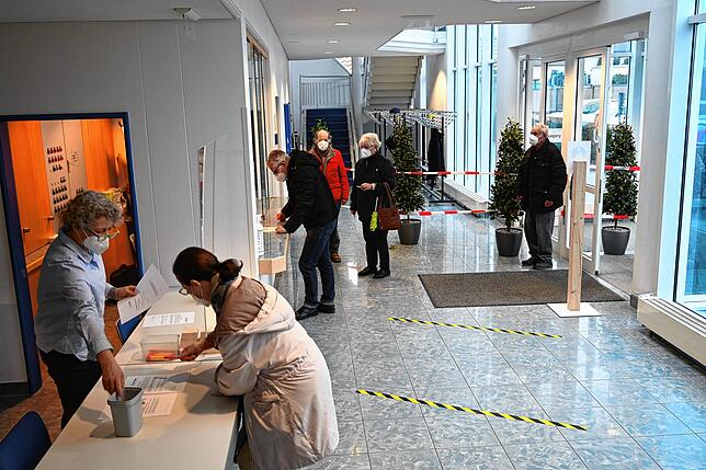 Im Foyer der Gemeindehalle erfolgten die Anmeldung mit namentlicher Erfassung, sowie die Aufklärung über den Test und die Fragen des ...