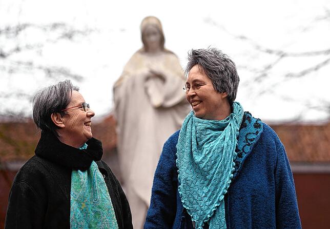 Monika Schmelter (l) und Marie Kortenbusch sind bei der Aktion „Out in Church“ dabei. 40 Jahre lang hielten sie ihre ...