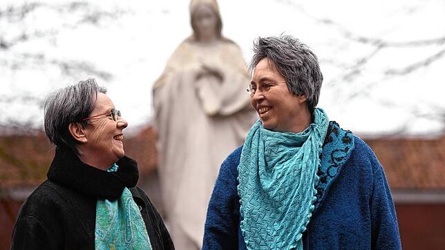 Monika Schmelter (l) und Marie Kortenbusch sind bei der Aktion &bdquo;Out in Church&ldquo; dabei. 40 Jahre lang hielten sie ihre ...