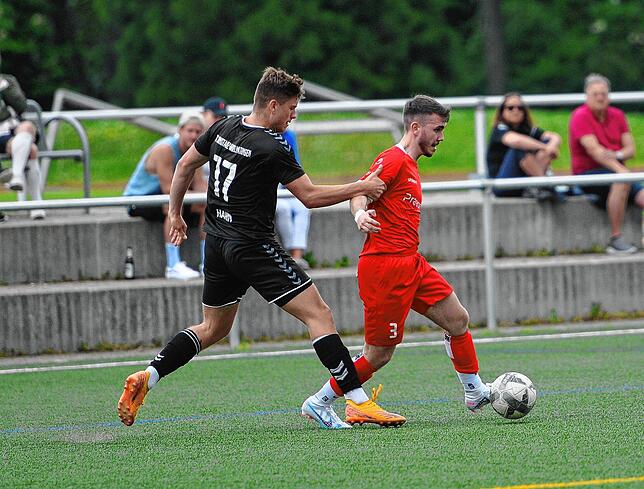Wollmatingens Konstantin Hahn unterbindet den Gegenangriff des FC Bad Dürrheim mit dem Vergehen des Festhaltens an der Schulter von ...