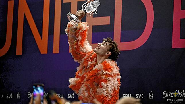 12.05.2024, Schweden, Malmö: Der Gewinner des Eurovision Song Contest Nemo aus der Schweiz reagiert während der Pressekonferenz nach dem ...