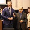 Der langjährige Gemeinderat Walter Hiller (Mitte) erhält von Oberbürgermeister Simon Gröger und Bürgermeisterin Monika Laule den ...