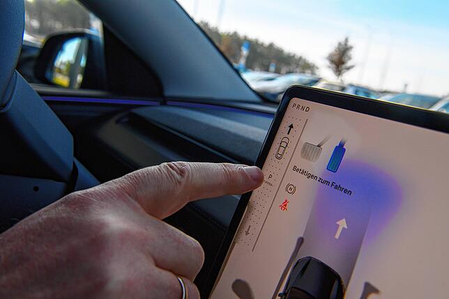 Beim Tesla Model Y „Juniper“ muss man sogar für das Einlegen der Gänge ein Display bedienen.