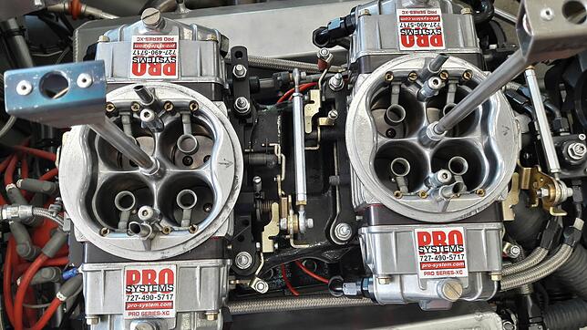 Blick auf die beiden Vergaser, die auf dem V&nbsp;8-Motor sitzen.