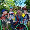 Im Außenbereich des evangelischen Luise-Scheppler Kindergartens spielen (von links): Sam, Lina, Erzieherin Petra Majewski und Noah. ...