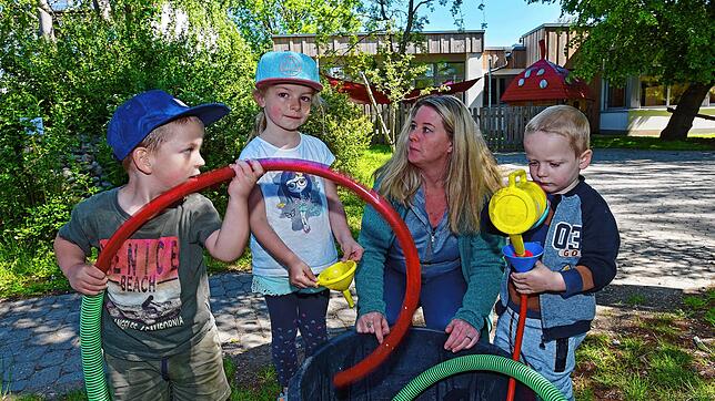 Im Außenbereich des evangelischen Luise-Scheppler Kindergartens spielen (von links): Sam, Lina, Erzieherin Petra Majewski und Noah. ...