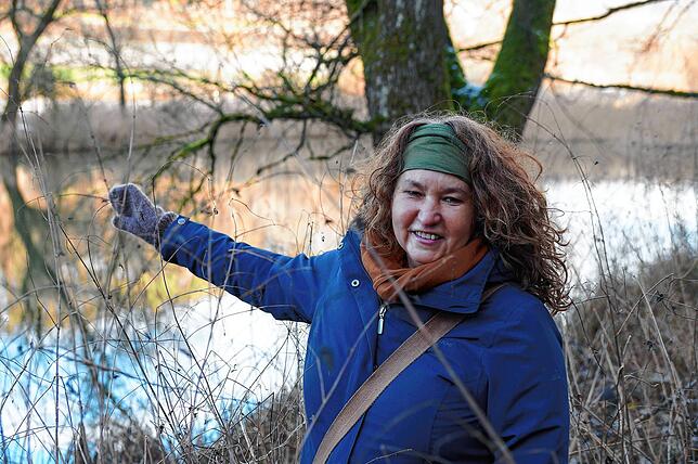 Sabrina Molkenthin, Leiterin des Stockacher Umweltzentrums, weist auf den Eisweiher im Osterholz. Dort paaren sich aktuell die Biber ...