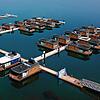 (Symbolbild) Wohnen der anderen Art: Im Klittener Hafen des Bärwalder Sees liegen Hausboote auf dem Wasser. Wäre das auch in Konstanz ...
