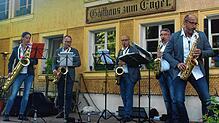 Das Quintett Safer Sax bei einem Konzert im Garten des alten Gasthofs &bdquo;Zum Engel&ldquo; in Dachsberg-Urberg. Bilder: Karin ...