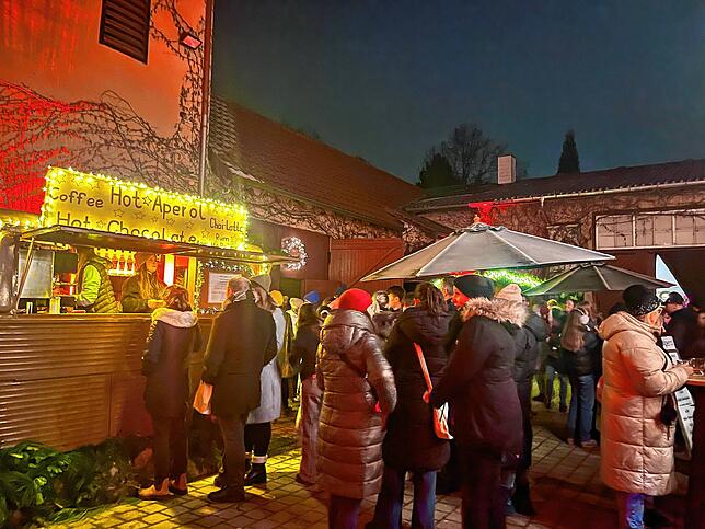 Viel Andrang an allen Tagen: Hier werden die ersten Glühweine und die weihnachtliche Atmosphäre genossen.