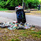 Ein Mülleimer im Berliner Tiergarten quillt am frühen Morgen nach der Technoparade “Rave the Plantet„ über.