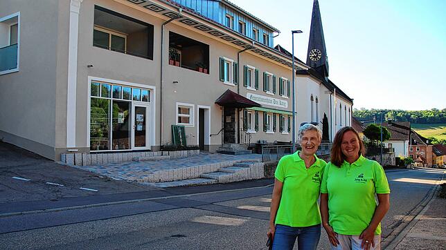 Die Einsatzleiterin Gisela Güntert (links) und die ehrenamtliche Helferin Andrea Ebe (rechts) stellen die Nachbarschaftshilfe des ...