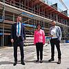 Man sieht gleich, wer vom Bau ist (von links): OB Simon Gröger, Sozialbürgermeisterin Monika Laule und Architekt Georg Schmitz mit Helm ...