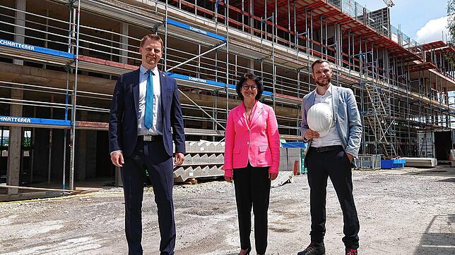 Man sieht gleich, wer vom Bau ist (von links): OB Simon Gröger, Sozialbürgermeisterin Monika Laule und Architekt Georg Schmitz mit Helm ...