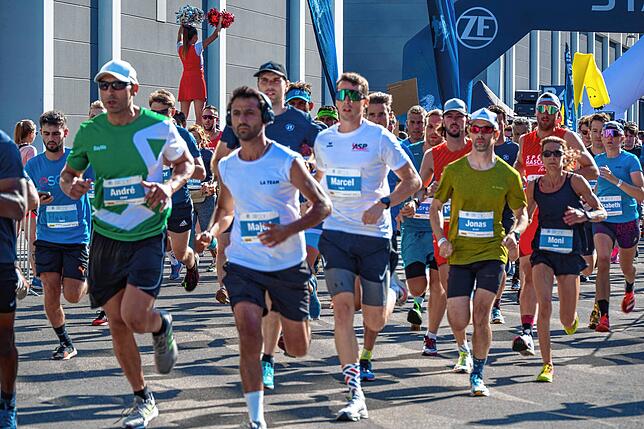 Bild 6: Bilder vom ZF Firmenlauf Start und Zieleinlauf Messegelände