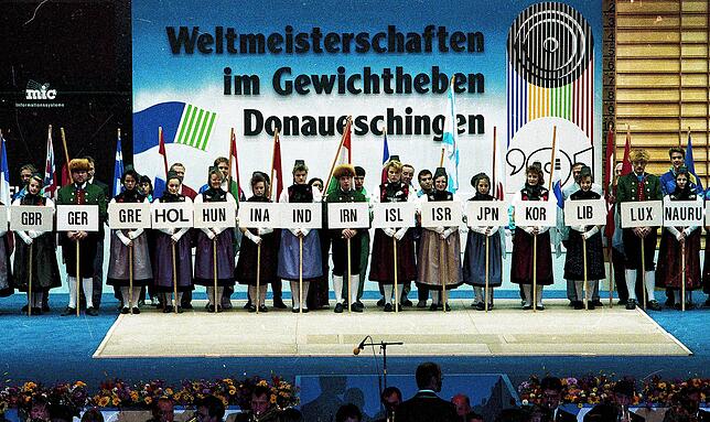 Die teilnehmenden Nationen bei der Eröffnungsfeier der Gewichtheber-Weltmeisterschaften am Donnerstag, 26. September 1991.