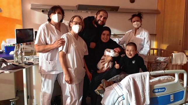 Sie freuen sich über das Singener Neujahrsbaby (von links): Stationsleitung Valeria Auliso, Kinderkrankenschwester Silvia Eweit, die ...