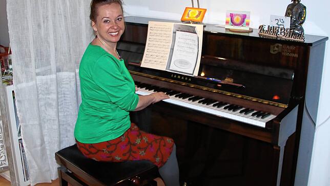 Bettina Feucht aus Hüfingen bietet sogenanntes heilsames Singen an. Durch Wiederholen von Affirmationen sollen Blockaden gelöst und ...