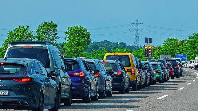 Durch den Unfall bildet  sich ein mehr als fünf Kilometer langer Rückstau auf der Autobahn. Die Autofahrer haben eine vorbildliche ...
