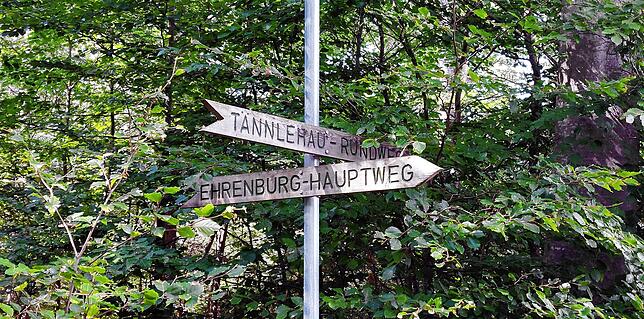 Wegenamen und ein eigener Rundweg erinnern an die ehemalige Ehrenburg.