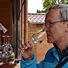 Frank Zimmermann aus dem unterfränkischen Laudenbach testet beim Markdorf-Spirits-Festival den Bodensee-Gin – und findet ihn ...
