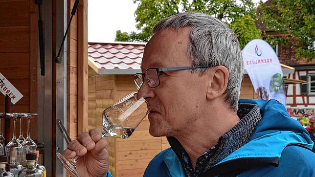 Frank Zimmermann aus dem unterfränkischen Laudenbach testet beim Markdorf-Spirits-Festival den Bodensee-Gin – und findet ihn ...