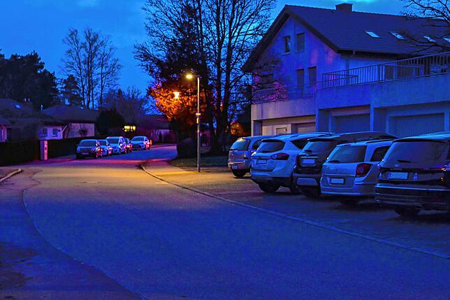 Ein Straßenzug in St. Georgen in der Dämmerung. Autofahrer haben verstärkt Sorge, dass ihre Fahrzeuge auch von unbekannten ...