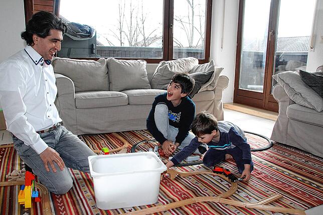 Bild 2: Veysel Arslan aus Allensbach ist seit einem Jahr zu 100 Prozent in Kurzarbeit. Die vierköpfige Familie nimmt die Situation an und betrachtet sie auch als Chance