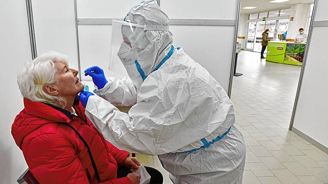 In Blumberg hat das Covid-Schnelltestzentrum den Betrieb aufgenommen. Helga Glatz (links) bekommt von Rotkreuzhelferin Petra Wölfle den ...