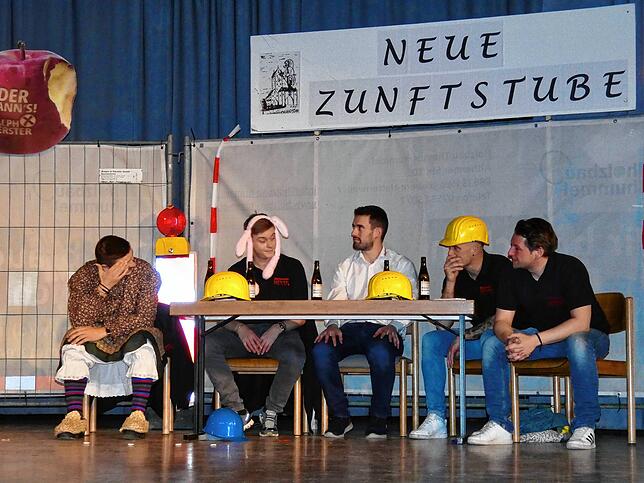 Kehrwoche statt Weltreise lautete die Devise bei den Hexen. Dabei kehrten sie vor der eigenen Haustüre.