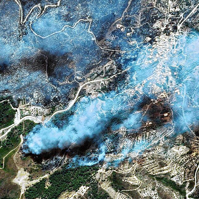 Dieses Bild von Rauch- und Aschewolken über Rhodos wurde von einem Satelliten von Airbus aufgenommen.