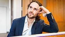 Aaron Löchle, freischaffender Pianist, präsentiert sich am Sonntag, 17.¦November, im Klang- und Wort-Konzert in Jestetten im Alten ...