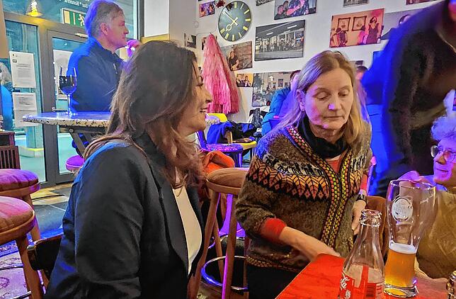SPD-Bewerberin Derya Türk-Nachbaur (links) im Gespräch mit einer Bürgerin, bei welchem es um die Altersarmut geht.