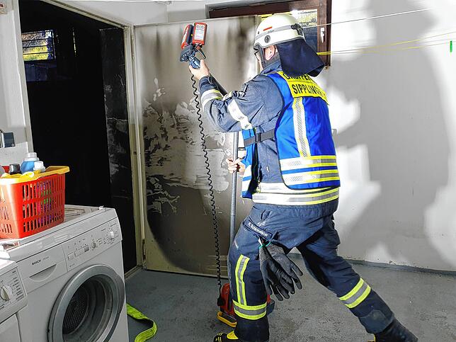 Einmal mehr zeigte sich die Bedeutung von Brandschutztüren. Sie war geschlossen und hielt bis zum Eintreffen der Feuerwehr die größte ...
