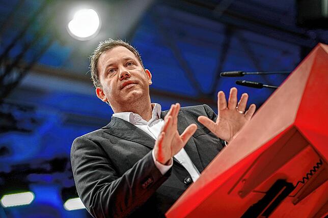 Lars Klingbeil (SPD), Bundesminister der Finanzen, Vizekanzler und SPD-Bundesvorsitzender, spricht beim SPD-Bundesparteitag zum Antrag ...