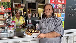 Markus Bacher betreibt seit 30 Jahren die Gastronomie im Gottmadinger Höhenfreibad. Hier hat er sich von seiner Mitarbeiterin Gisela ...