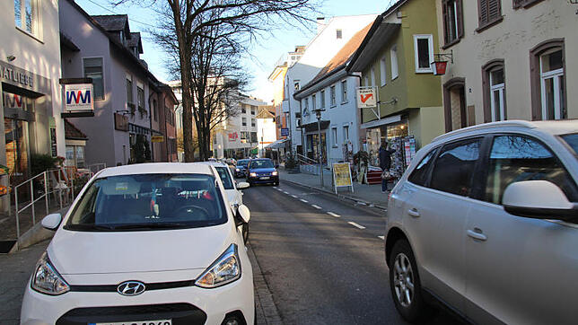 Derzeit ist die Hauptstraße noch ein El Dorado für den Kfz-Verkehr: Eine Fußgängerzone gibt es nicht, der Gehweg ist schmal, am ...