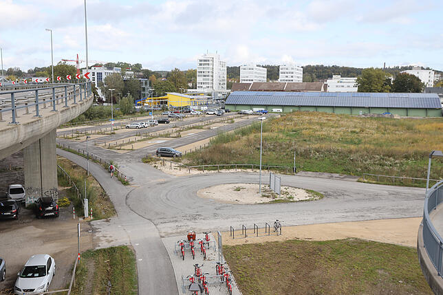Heute im Wesentlichen eine Brachfläche und ein Parkplatz unter der Schänzlebrücke. Zuerst wird der Mobilpunkt ausgebaut, die Leihräder ...