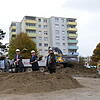 Es geht los: Architekt Külby, OB Klaus Eberhardt, Wohnbaugeschäftsführer Schwamm und der Bauleiter setzen den Spaten an in der Römerstraße.