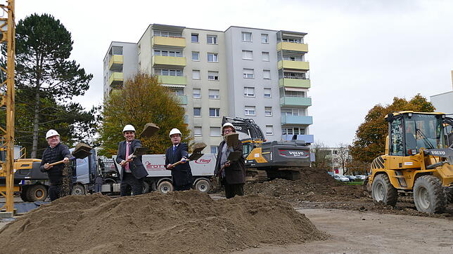 Es geht los: Architekt Külby, OB Klaus Eberhardt, Wohnbaugeschäftsführer Schwamm und der Bauleiter setzen den Spaten an in der Römerstraße.