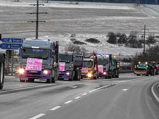 Landwirte, Spediteure, Bauunternehmen und Handwerker beteiligen sich an der Protestaktion der Landwirte zwischen Geisingen und ...