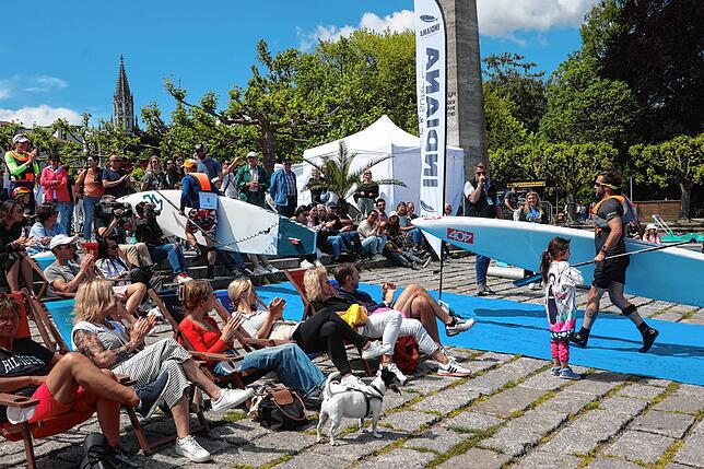 Bild 35: Auf zum SUP-Rennen! Bei der Bodenseewoche 2024 messen sich die Paddler im Wettstreit