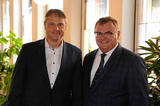 Vor einem Jahr stellten der damalige MCB-Chef Jochen Wolf (links) und OB Andreas Brand den Fahrplan vor, wie der angeschlagene ...