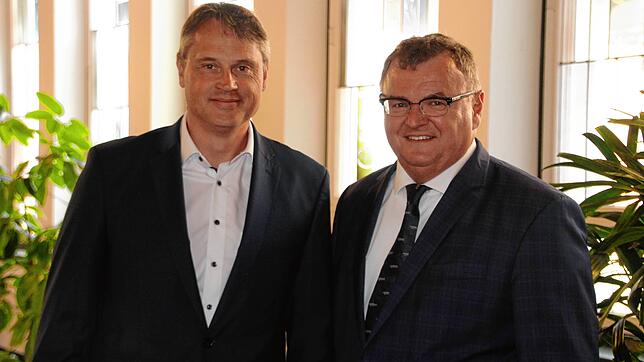 Vor einem Jahr stellten der damalige MCB-Chef Jochen Wolf (links) und OB Andreas Brand den Fahrplan vor, wie der angeschlagene ...