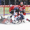 Die Schwenninger Wild Wings (von links: Dustin Strahlmeier, Mirko Sacher, Mark Fraser) konnten sich mit 5:4 gegen die Eisbären Berlin ...