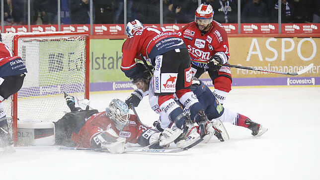 Die Schwenninger Wild Wings (von links: Dustin Strahlmeier, Mirko Sacher, Mark Fraser) konnten sich mit 5:4 gegen die Eisbären Berlin ...