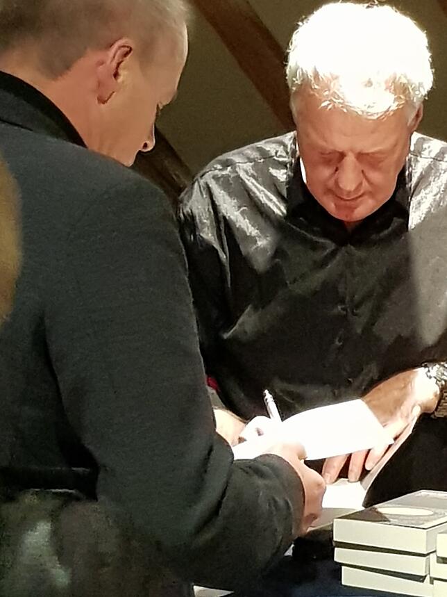 Und das macht er heute: Günter Schneidewind beim Signieren seiner Bücher nach einer Autoren-lesung im Vineum in Meersburg.